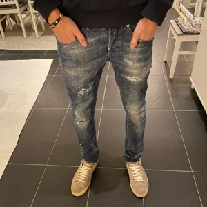 Dondup Jeans - Nästintill nya Dondup George Jeans (Skick 9/10) Storlek 30 -> Mitt pris: 799kr -> Nypris cirka: 3000kr -> Killen på bilden är 180 cm lång och väger 61kg