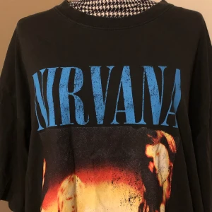 väldigt oversized nirvana tee - ännu en nirvana tröja fast mycket större och längre och sååå bekväm men tyvärr ej min stil längre <3