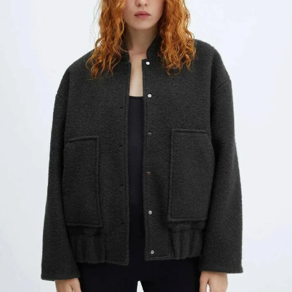 Säljer denna fina och trendiga jacka som är fel storlek för mig🤍 varm och mysig så passar till vår, höst och vinter. Kom med prisförslag🫶🏻 ny utan lappar . Jackor.