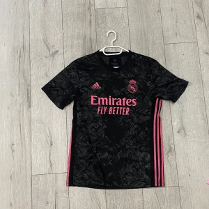 Real Madrid tröja  - Skön, och nästan oanvänd! 