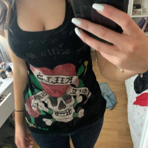 Ed hardy t-shirt - jättefin ed hardy t-shirt som inte kommer till användning då den inte är min stil längre 💗 pris kan diskuteras, skriv gärna vid frågor. kontakta före köp!💗💗 Frakt ingår inte i priset 💗💗