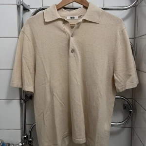 UNIQLO piké - Piké i storlek S från Uniqlo köpt på second hand. I gott skick.