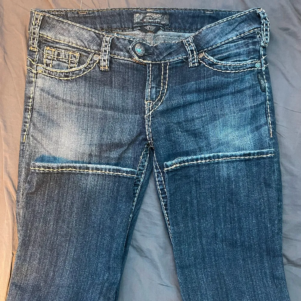 Ett par snygga jeans som är köpta på plick men som tyvärr inte passade. Midjemått: ca 41cm tvärs över, Innerbenslängd: ca 82/83cm. Kontakta för mer information och köparen står för frakten ❤️. Jeans & Byxor.