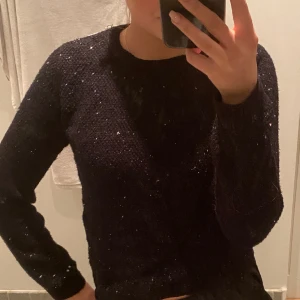 Glittrig tröja  - En jättefin glittrig tröja från Mango som har blivit förliten. Inga defekter. Köparen står för frakt 