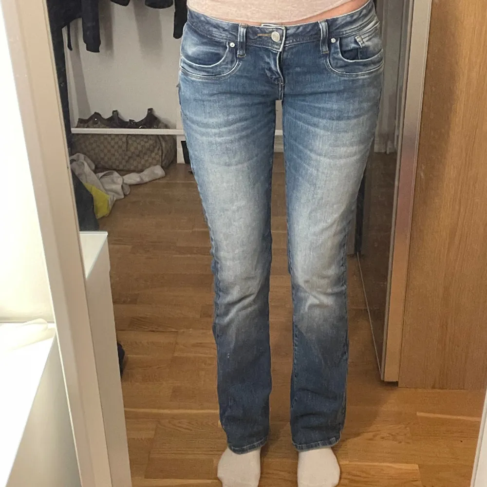 Säljer demhär lågmidjade jeansen eftersom dem inte kommer till användning. Endast använda ett fåtal gånger.. Jeans & Byxor.