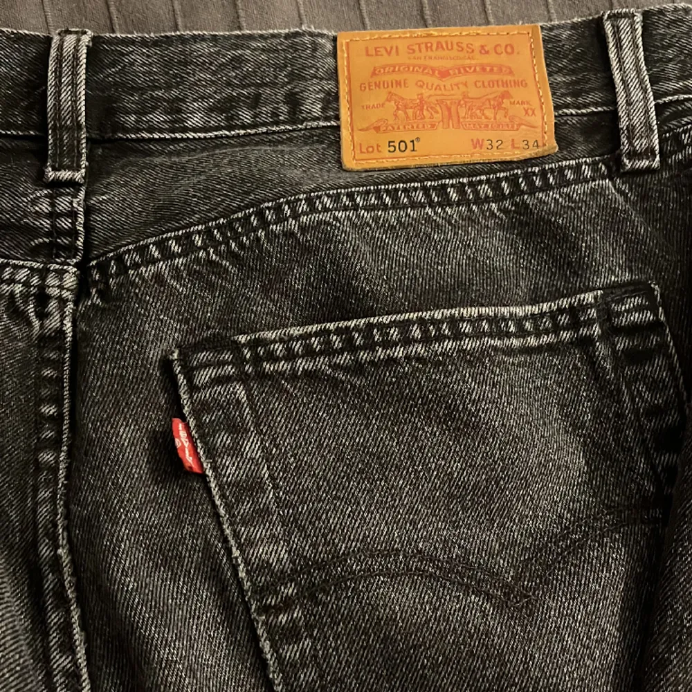 Säljer dessa svarta Levis jeans som är i väldigt gott skick. Köpta för 1300. Hör av er vid frågor och funderingar!. Jeans & Byxor.
