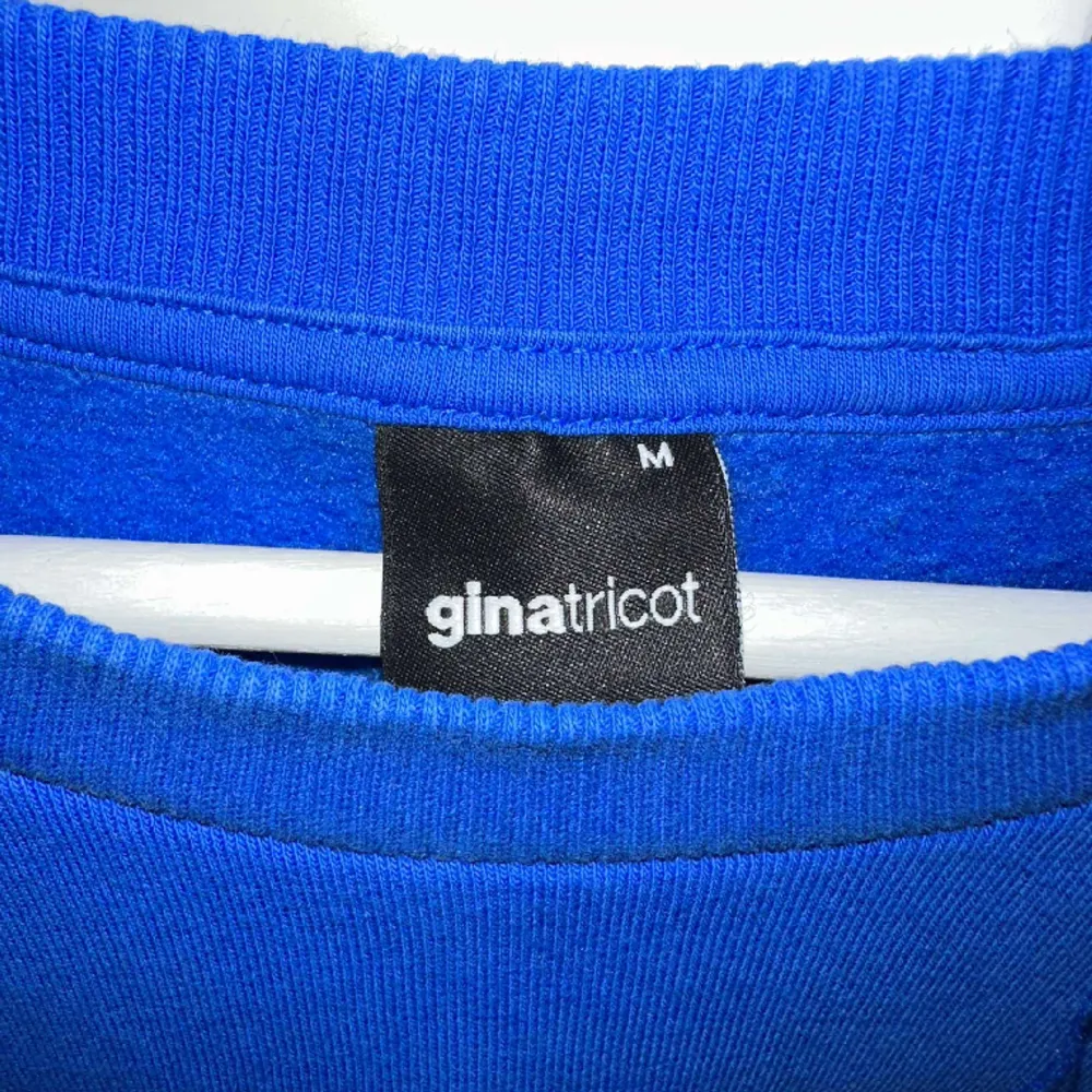 Säljer sen blå sweatshirt från Gina Tricot då jag inte använder den längre, har använt någon enstaka gång och har i storlek M💙 ordinarie pris 279kr. Hoodies.