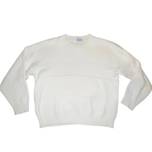 Vintage Sweatshirt - Krämfärgad stickad tröja köpt på second hand i stockholm, Riktigt riktigt fet, en av mina favorit tröjor men råkade krympa den i tvätten... Passar som en Medium, lite kort i ärmarna bara. 