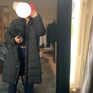 Lång vinterjacka  - Lång svart vinterjacka från lager 157 stl L, använd men i bra skick.