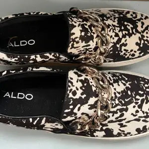 Leopardmönstrade skor med guldkedja. Oanvända. 