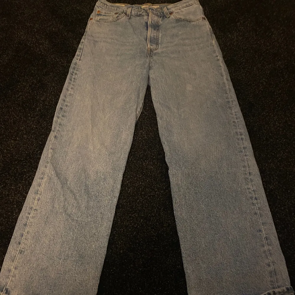 Ett par ljus blåa levis jeans pris kan diskuteras . Jeans & Byxor.