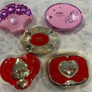 Perfekt Resande Skönhet Makeup  - Paket med 3 lager inklusive ögonskugga, konturpulver, läppstift och små borsta  Mått ca 11.50*10.00*3.50cm  95kr/st  Finns fler kvar varje 