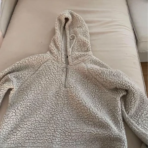 Hoodie  - Mysig lurvig hoodie storlek M