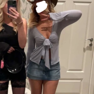 Gina Tricot topp - Säljer denna toppen från Gina Tricot som är exakt som de trendiga topparna från design by si! Endast använd 2 gånger💙