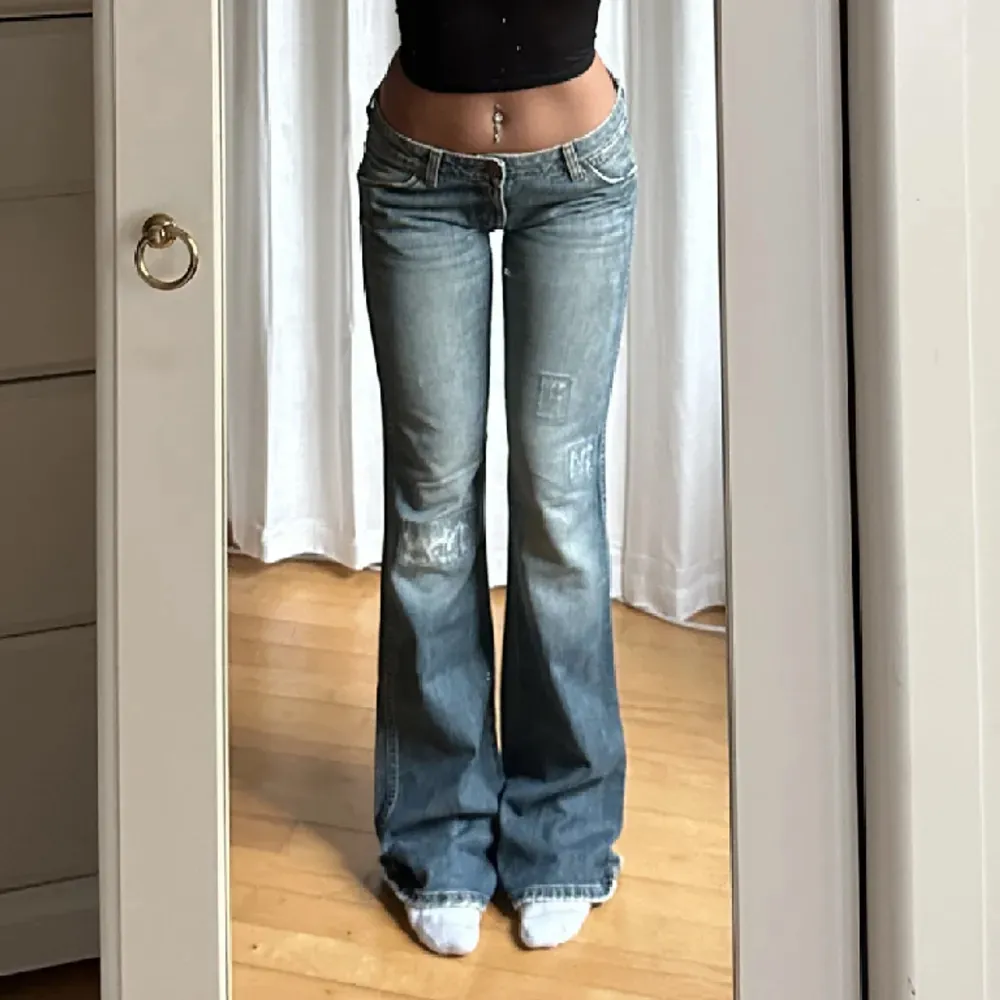 Säljer jeans köpta här på plick! De är verkligen ursnygga o ser precis ut som på bilden men är för små för mig tyvärr;( Midjemått: 85cm, innerbenslängd: 87cm. Jeans & Byxor.