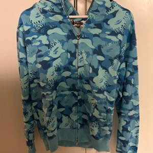 Bape hoodie  - (Rep) Säljer min bape hoodie då jag ej använder den (aldrig använd). Storlek L men den är liten i storleken. Pris kan diskuteras vid snabb affär.
