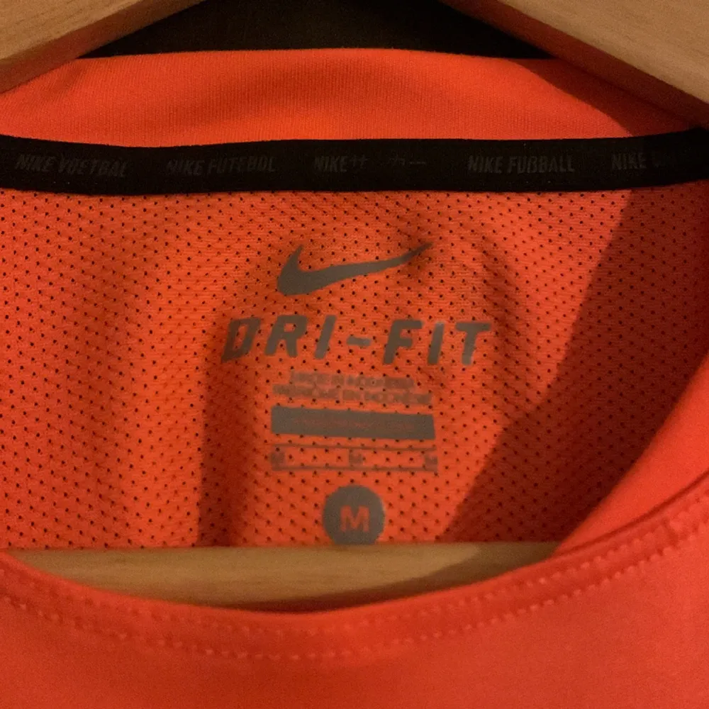 TRYCK EJ PÅ KÖP NU träningströja från Nike, knappt använd. strl M.. Hoodies.