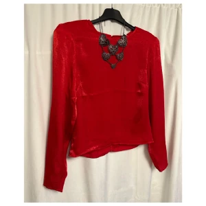 Klädset byxa, blus samt fest linne / Ny plagg med tags  - Allt på bild säljes. Blus & byxa är ifrån Na-kd. Linne från Dry lake. Storlekar röd blus 34 / santin Byxor 36 Linne S / spets  Fint inför kommande högtider som jul & nyår.   Skickar mer bilder om så önskas!   Halsband ingår ej! 