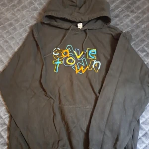 Cavetown hoodie - Köpte den efter konseren i danmark, använder inte längre, den är st L men känns som en M