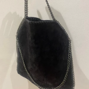 Stella MaCartney liknande väska  - Säljer en jätte fin Stella MaCartney liknade väska. Väskan är exakt samma som Stella MaCartney väskan den är läder och jätte fin. Helt nytt skick och har knappt använt den. 