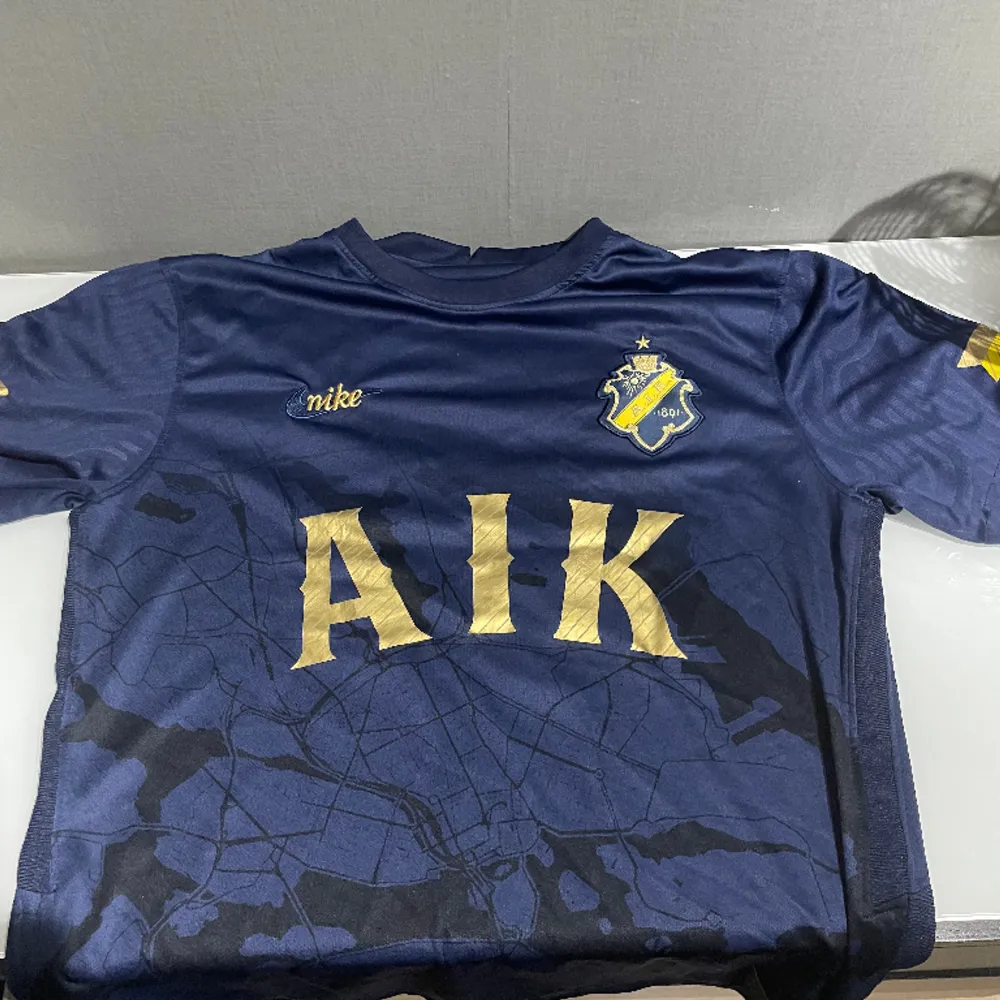 Fin aik tröja säljs inte längre. Köpt för 900 säljer för 560. T-shirts.