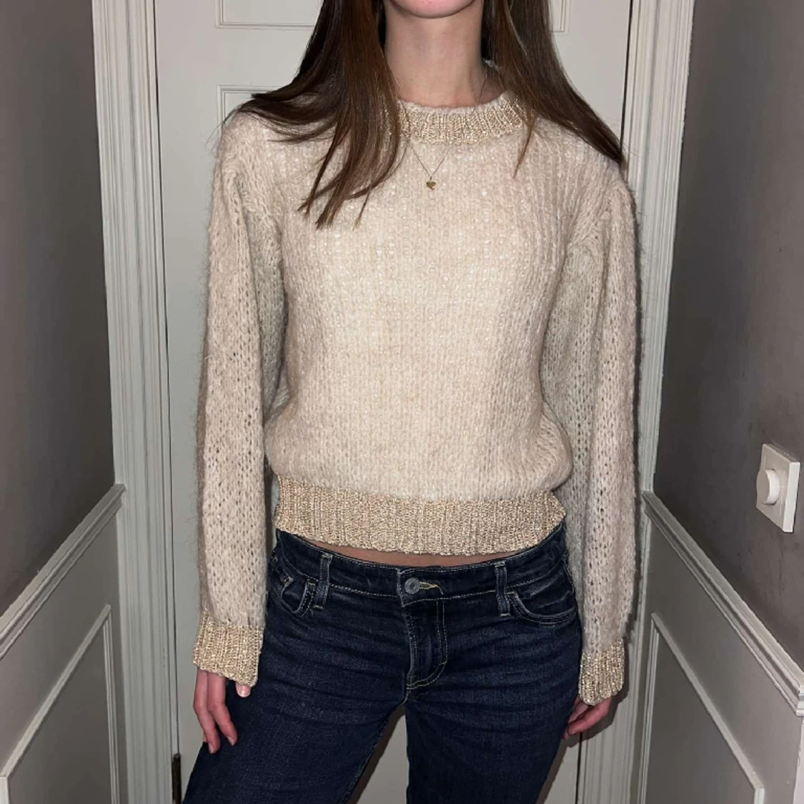 Stickad guldig tröja