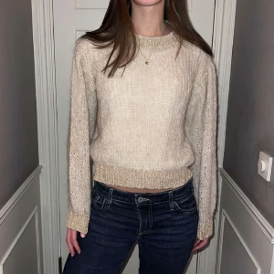 Stickad guldig tröja  - Fin stickad tröja köpt från Sellpy som aldrig är använd. Beige/guld 💫 står ingen storlek men skulle säga XS/S