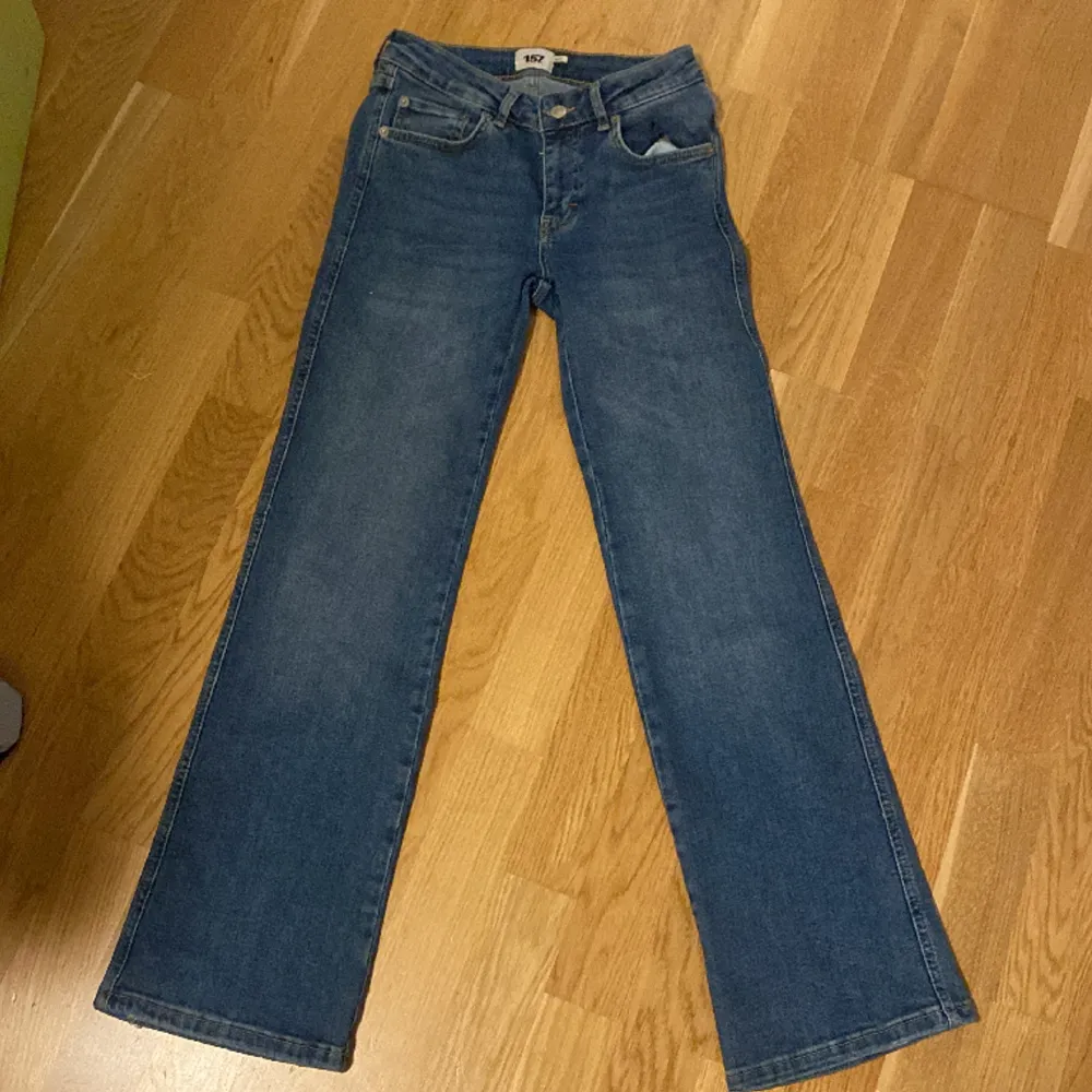 Jeans från lager157 90s boot. Använt dom 2 gånger, säljer dom får de är för små för mig. . Jeans & Byxor.