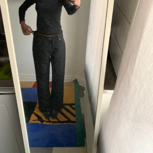 Svarta jeans - Sjukt fina och unika jeans 