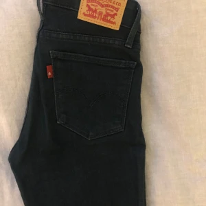Levi’s jeans 712 slim / 24 - Helt nya Levi's jeans 712, storlek 24. Är tvättade. 