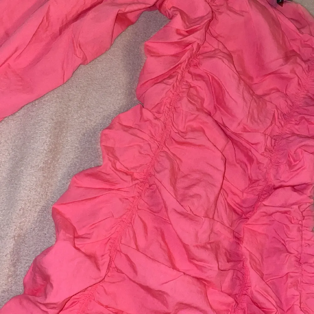 Super fin rosa klänning från Vero Moda, lite skrynklig i modellen med fina detaljer. Aldrig använd endast testad, men kommer inte till användning hos mig. Köpt den för 599kr och säljer för 280kr, men pris kan alltid diskuteras<3 (köparen står för frakt) . Klänningar.