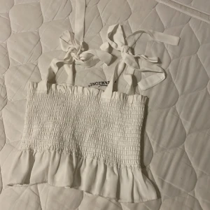 Vit top från shein - Vit tog från shein i storlek petite xxs. Ganska bra skick