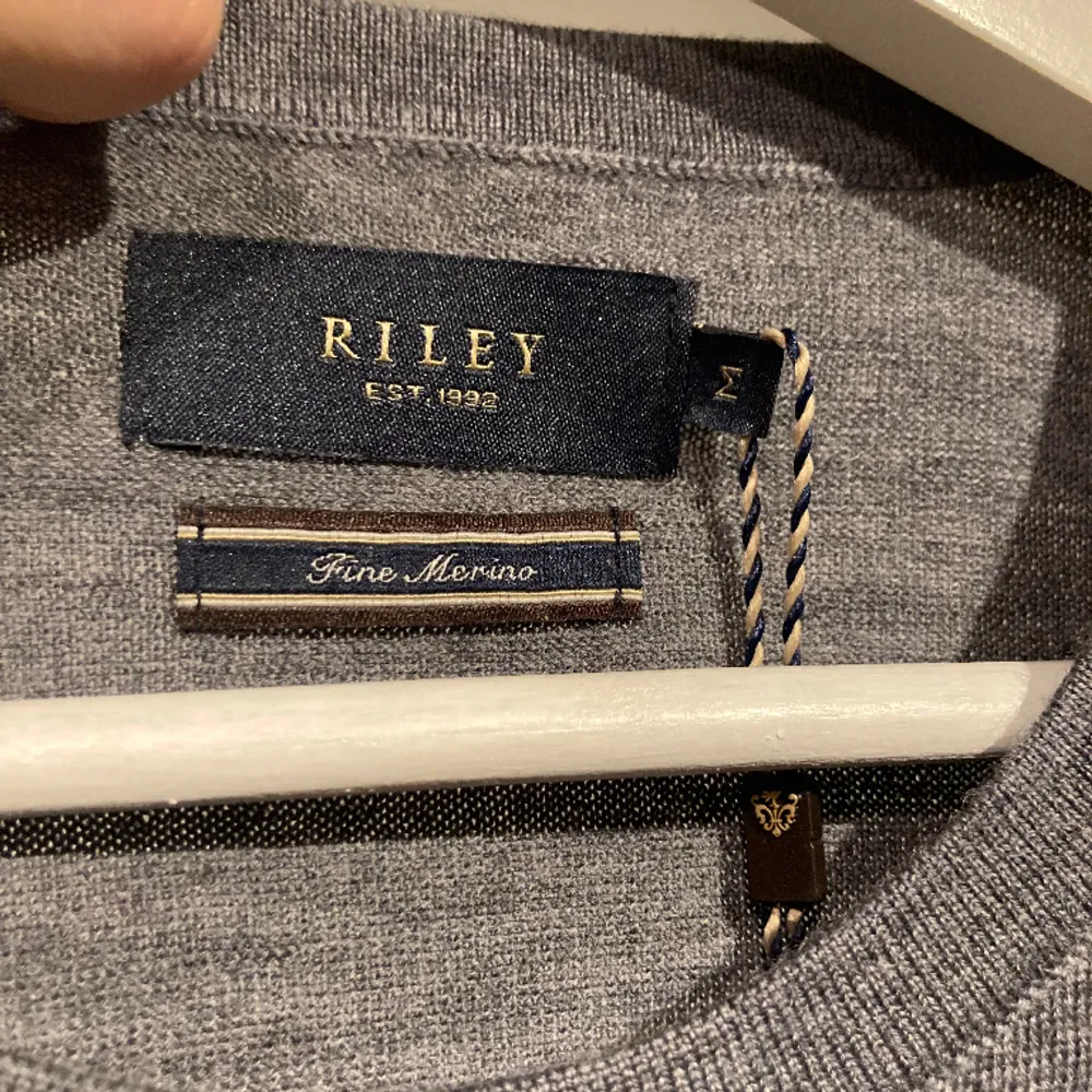 Säljer nu den här helt nya väldigt fina stickade tröjan från Riley. Den är i materialet ”fine merinoull” och är väldigt skön. Storleken på tröjan är M. Nypris är 799kr men mitt pris är 250kr! Skriv privat vid frågor eller funderingar.. Stickat.