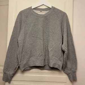 Grå sweatshirt  - Sweatshirt från uniqlo som bara använts fåtals gånger❤️
