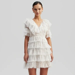 Studentklänning - Intressekoll på min fina studentklänning från By Malina❤️ Endast använd på studentdagen, inga fläckar eller slitage alls - alltså som ny! Nästan helt slutsåld och köptes för 2800 kr. Vid flera intresserade kommer budgivning startas. Frakt ingår🫶🏼🫶🏼