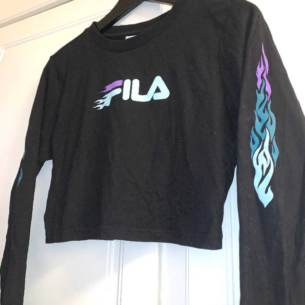 Fila croptop i storlek 36 - fint skick, knappt använd. Du får den nytvättad, såklart. Finns att hämta i Tallkrogen, Enskede. Annars kan jag posta, du står för frakten :) mvh Maria . Tröjor & Koftor.