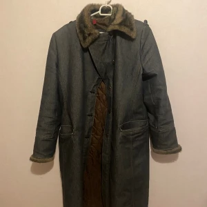 Päls jacka/kappa - Denim material med insulerad insida, med päls detaljer och krage.  I nyskick, använd en gång Pris kan diskuteras vid snabb affär 