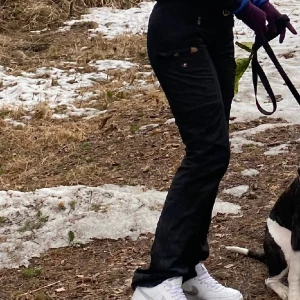 Fjällrävens ”Nikka trousers curves” - Säljer mina fina fjällräven byxor😢, är för de med lite mer kurvor, De har massa bra fickor. De är lite långa på mig (1.77) så har lite skador längst ner. Är man kortare är det bra att sy upp dem lite. Inköpta för ca 3k Ev. billigare vid snabb affär