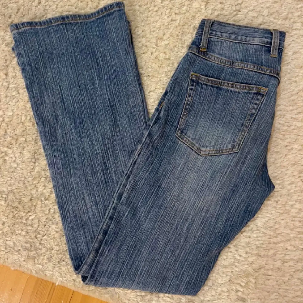 Säljer mina jeans från Brandy Melville då de inte passar, innerbenslängd 82 cm och midjemått 76 cm. Kan skicka fler bilder privat❣️. Jeans & Byxor.