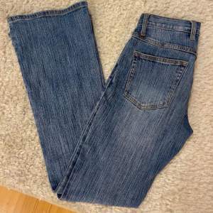 Säljer mina jeans från Brandy Melville då de inte passar, innerbenslängd 82 cm och midjemått 76 cm. Kan skicka fler bilder privat❣️