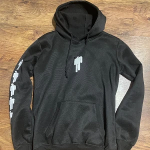 Billie Eilish Hoodie - Nypris 294kr, fyndiq, bra skick, både fram och baksida 35+ BILLIE EILISH SAKER KOLLA MITT KONTO