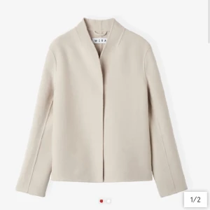 Kappa - Superfin kappa från märket WERA i färgen Cloud!!🤍🧸 Oanvänd med lappar kvar då jag ej hann skicka tillbaka den! Storlek 36 som är helt slutsåld!🤍Nypris 1999kr