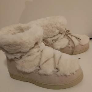 Uggs med fluff inuti så dem är väldigt varma. Inte min stil så har bara haft på mig dem ungefär 4gånger