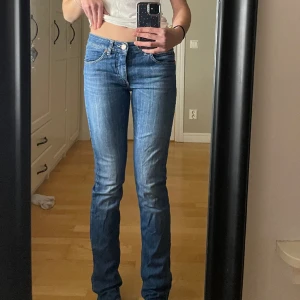 Låga Acne jeans💙👌🏻 - Snygga låga acne jeans i mycket fint skick!💘Inga slitage eller färgskiftningar!💙 Ej använda mycket (som nya) 🤩 Stl XS/S 🩷