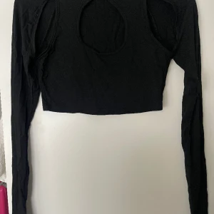 Croptop med detaljer - Använd 2-3 ggr🫶🏻