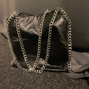 Kedjeväska från tiamo  - Väskan är i nyskick, knappt använd🤩599 nypris 