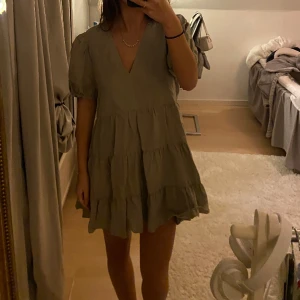 Klänning - Grön klänning snygg från zara 