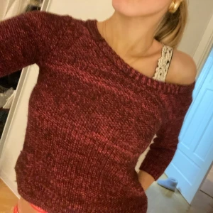 Röd stickad 💗💗 - Jättefin tröja men jag har tyvärr inte fått användning av den, använt en gång☺️