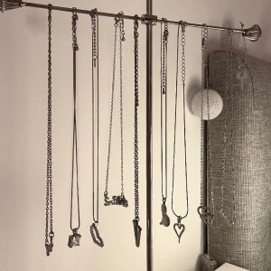 Halsband - Säljer massa olika silvriga halsband, skriv för mer specifika bilder av halsbanden🤍☺️De är i bra skick men kommer aldrig till användning, säljer för 40kr styck, vid köp av flera blir det billigare per st
