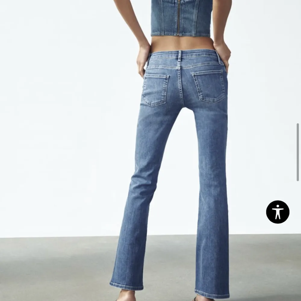 Snygga Low Rise jeans från Zara strl 36 i nyskick säljes för 350 kr.. Jeans & Byxor.
